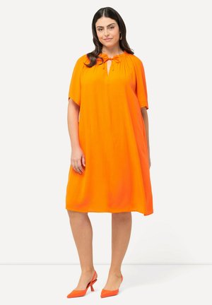 Ulla Popken BREEZY SPLIT NECKLINE RUFFLE TRIM  - Jurk - orange