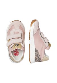 Růžové atletické boty vyrobené z materiálů semiš a kůže, s nastavitelnými suchými zipy, akcenty v leopardím vzoru a gumovou podrážkou.