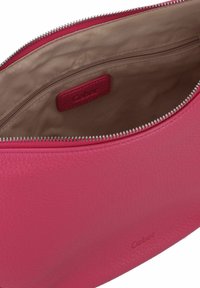 Pochette in pelle rosa con superficie testurizzata, dotata di chiusura a zip e interno in tessuto beige; include una piccola tasca interna e un'etichetta in rilievo.
