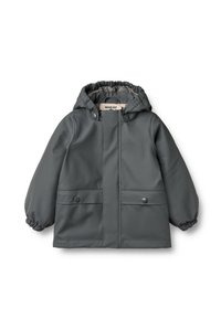 Chaqueta impermeable gris con capucha, que cuenta con puños elásticos, dos bolsillos frontales con botones y un forro a cuadros.