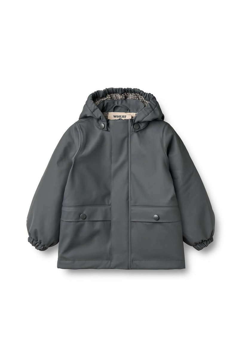 Chaqueta impermeable gris con capucha, que cuenta con puños elásticos, dos bolsillos frontales con botones y un forro a cuadros.