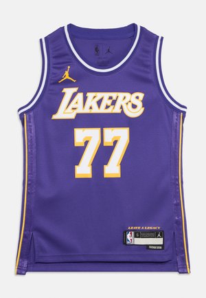 Lila Los Angeles Lakers kosárlabda mez 77-es számmal, fehér és sárga szegéllyel, NBA és Jordan márkajelzéssel, valamint „Hagyj örökséget” felirattal.