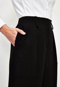 adL PLEATED - Broek - black