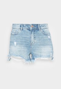 Shorts en denim bleu clair avec un ourlet effiloché, présentant des détails usés et un design classique à cinq poches. Fermeture à bouton en métal à la taille.