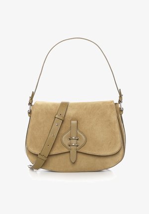 Bolso de hombro de ante beige con cierre de solapa, correa ajustable y detalle decorativo de hebilla de cuero en el frente.