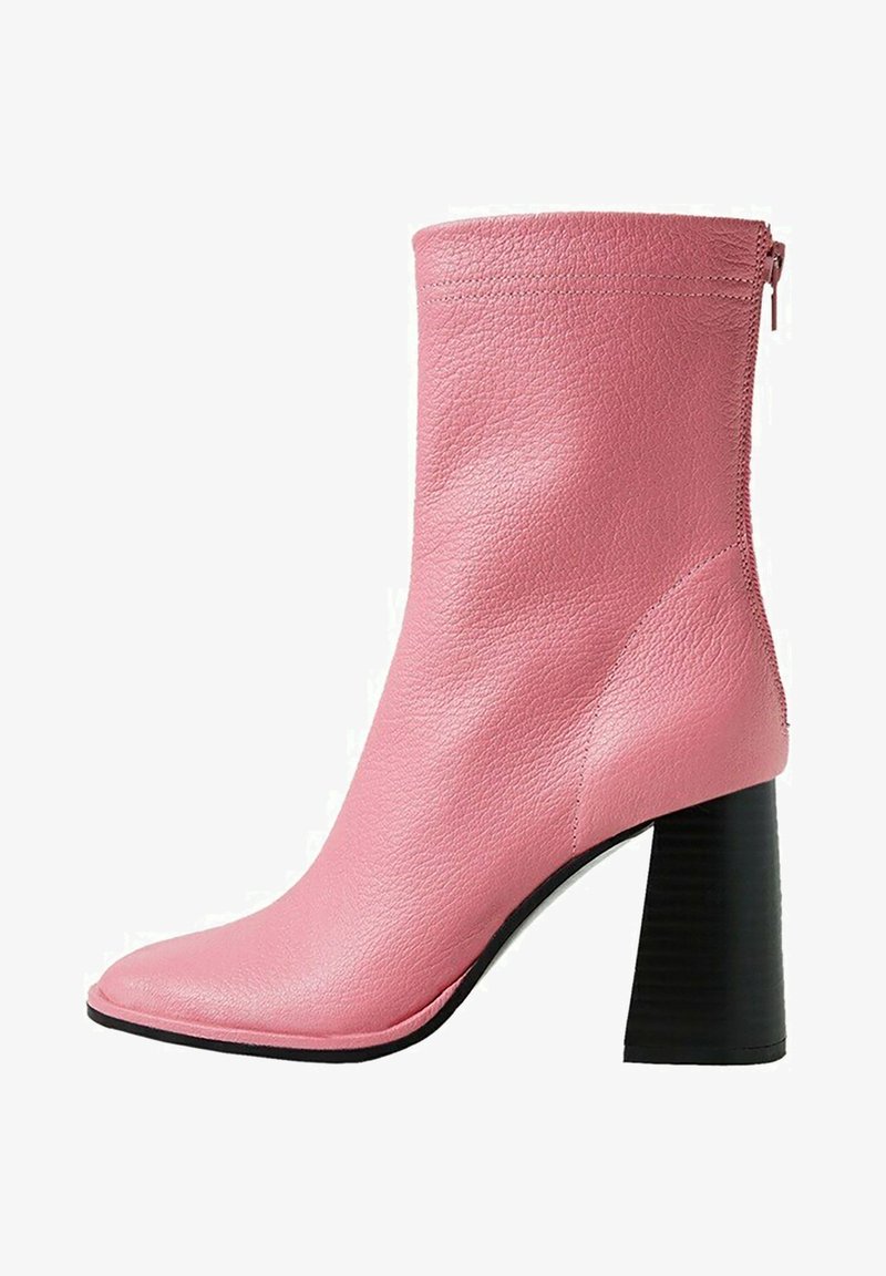 Bottine en cuir rose avec un talon bloc haut et une fermeture éclair à l'arrière, dotée d'un bout pointu et d'une surface texturée lisse.