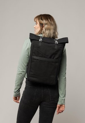 Zaino roll-top nero con hardware argentato, tasca frontale e spallacci regolabili. Realizzato in tessuto resistente con una texture liscia.