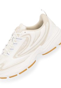 Sneaker bianca da atletica con parte superiore in rete e sintetico, dettagli testurizzati, punta rotonda e suola in gomma, con dettagli grigio chiaro e beige.