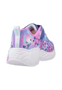 Baskets arborant un design coloré avec des nuances de rose, violet et bleu. Accentué par des motifs de cœurs et une semelle blanche texturée. Fermeture à velcro.