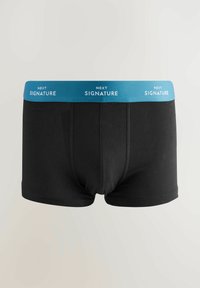 Juodų vyrų bokserių šortai, pagaminti iš minkštos medžiagos, su mėlyna elastinga juosta, ant kurios baltais rašmenimis užrašyta "NEXT SIGNATURE".