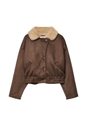 Bruine neplederen jas met een crèmekleurige nepbontkraag, cropped ontwerp, knoopsluiting en zijzakken met een gathering in de taille.