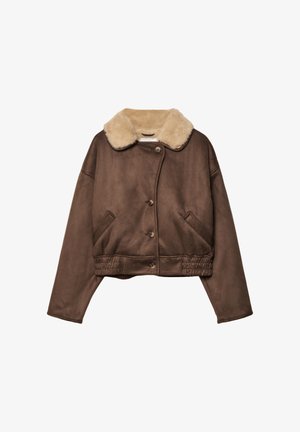 Braune Kunstlederjacke mit einem cremefarbenen Kunstfellkragen, taillierte Form, Knopfverschluss und seitlichen Taschen mit gerafftem Bund.