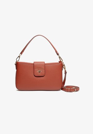 Borsa a mano in pelle marrone con texture, dotata di manico superiore e tracolla removibile. Presenta una patta con chiusura a pieghe e dettagli in metallo dorato con logo.