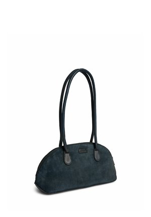 Petit sac à main bleu marine avec un sommet incurvé, de longues poignées doubles et une fermeture éclair sur le bord supérieur.