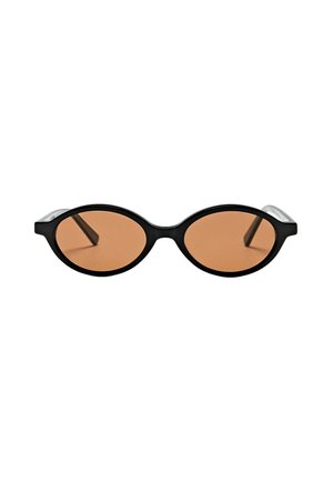 Schwarze ovale Sonnenbrille mit braun getönten Gläsern und dünnen schwarzen Bügeln, dargestellt vor weißem Hintergrund.