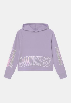 Sudadera corta morada con capucha, estampado frontal "CONVERSE" y acentos geométricos en las mangas en rosa y blanco. Hecha de tela suave con capucha.