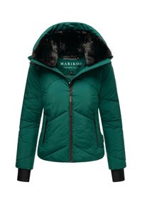 Giacca a vento verde con chiusura zip, dotata di fodera pelosa per il cappuccio, trapuntatura diagonale e polsini neri. Etichetta del brand visibile all'interno.