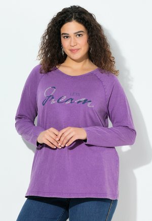 Lila Langarmshirt mit lässiger Passform, mit dem Aufdruck "LET'S DREAM" in kontrastierenden Farben. Weicher Stoff mit legerem Design.