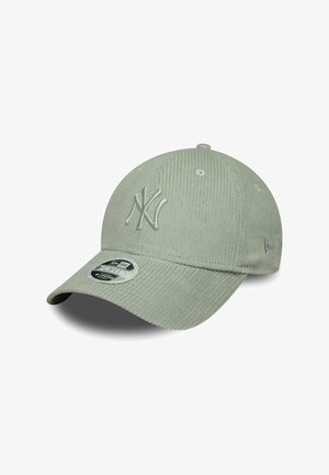 Gorra de béisbol de pana verde claro con visera curva y logo bordado de los New York Yankees en el frente.