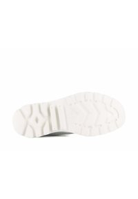 Suola di sneakers in gomma bianca con motivo di grip testurizzato e design a zigzag rialzato; presenta forme audaci e profondità variabili per migliorare la trazione.