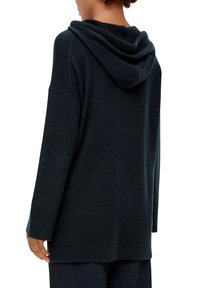 Dunkelgrau Wollhoodie mit lockerer Passform, rundem Ausschnitt und gerippten Akzenten an den Bündchen und dem Saum. Die strukturierte Stoffqualität bietet Wärme und Komfort.