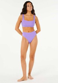 Set di bikini a coste viola con un top a collo quadrato, spalline larghe e una parte inferiore a vita alta. Texture liscia e design aderente.