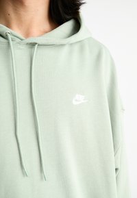 Nike Sportswear CLUB OVERSIZED - Džemperis ar kapuci - jade horizon/white