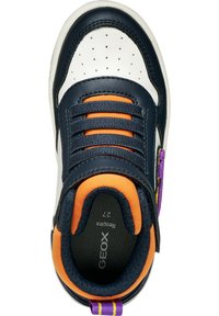 Zapatilla alta de cuero marino, con puntera blanca, acentos naranjas, detalles morados y cordones negros. Presenta perforaciones para mayor transpirabilidad.