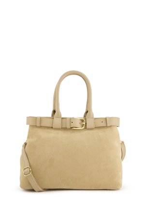 Beige Wildlederhandtasche mit zwei kurzen Griffen, einem abnehmbaren Schulterriemen und einem Gürtel-Detail mit einer goldfarbenen Schnalle. Glatte Textur und strukturierte Form.