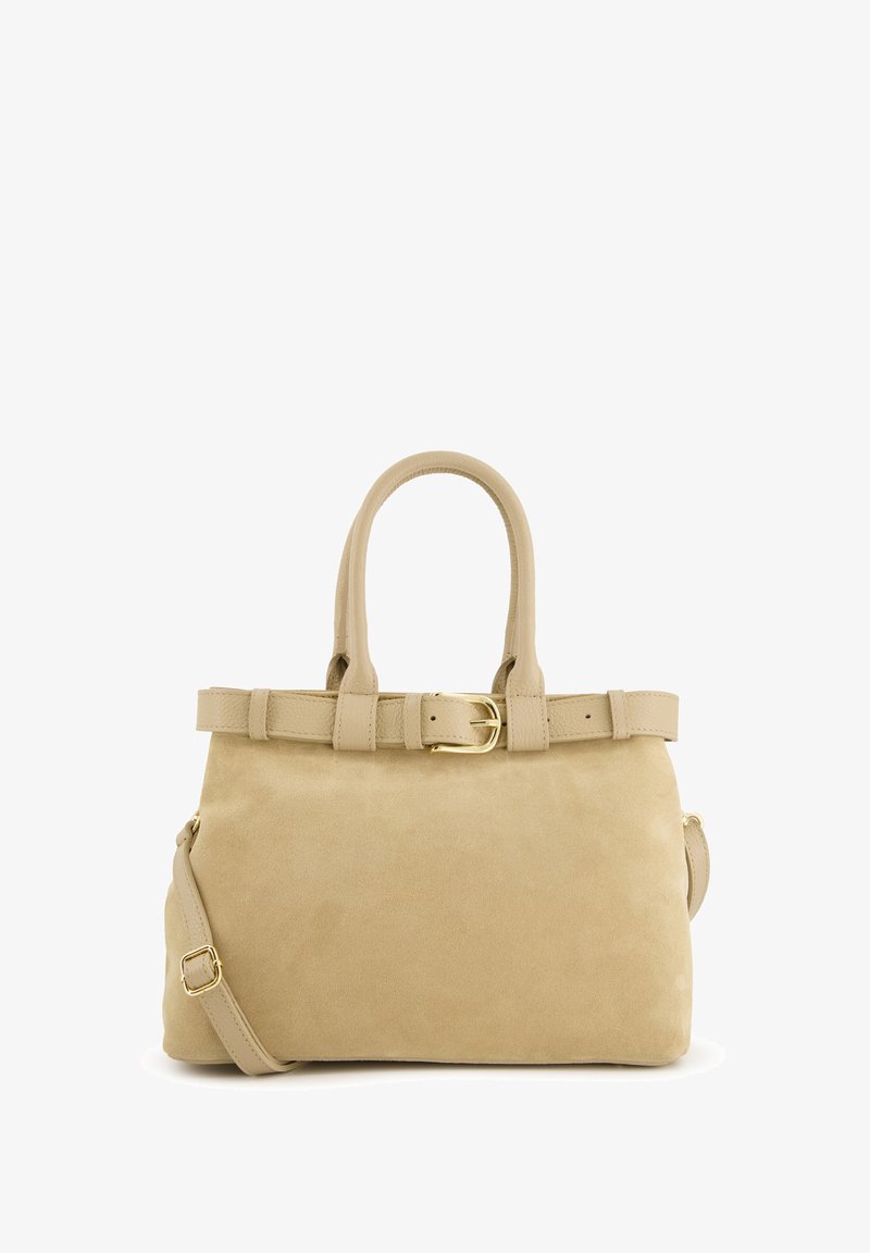 Beige Wildlederhandtasche mit zwei kurzen Griffen, einem abnehmbaren Schulterriemen und einem Gürtel-Detail mit einer goldfarbenen Schnalle. Glatte Textur und strukturierte Form.