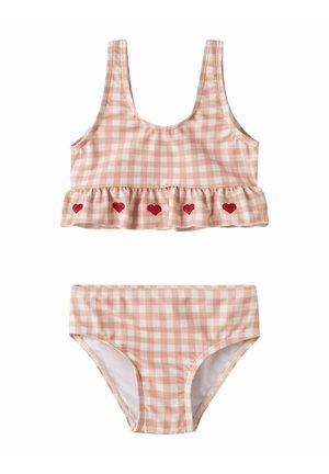 Dwuczęściowy strój kąpielowy w różowo-białą kratę z falbanami na górze, ozdobiony pięcioma małymi czerwonymi sercami wzdłuż brzegu.