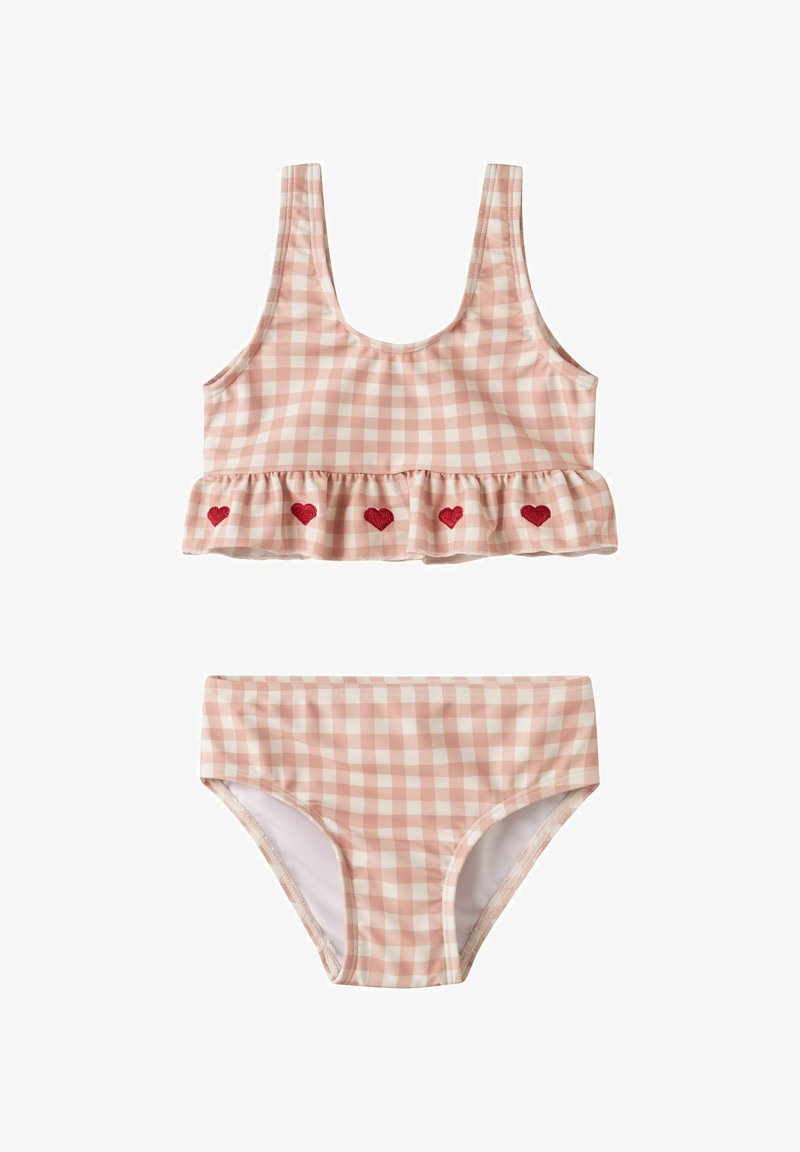 Maillot de bain deux pièces à carreaux roses et blancs avec un haut à volants orné de cinq petits cœurs rouges le long de l'ourlet.