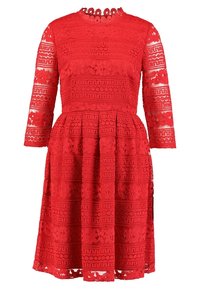 Robe en dentelle rouge avec des manches trois-quarts, un col rond, des motifs floraux, un tissu texturé et une silhouette de jupe évasée.