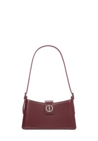 Bordó kožená kabelka s hladkým povrchem, ostrým tvarem, krátkým ramenním popruhem a výraznou stříbrnou kruhovou sponou.