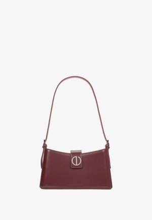 Bordeaux leren handtas met een gladde textuur, hoekige vorm, korte schouderriem en een kenmerkende zilveren ronde sluiting.
