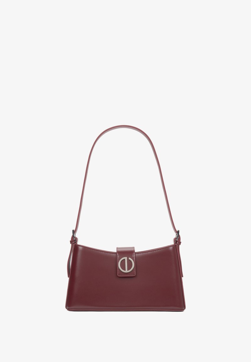 Bordó kožená kabelka s hladkým povrchem, ostrým tvarem, krátkým ramenním popruhem a výraznou stříbrnou kruhovou sponou.