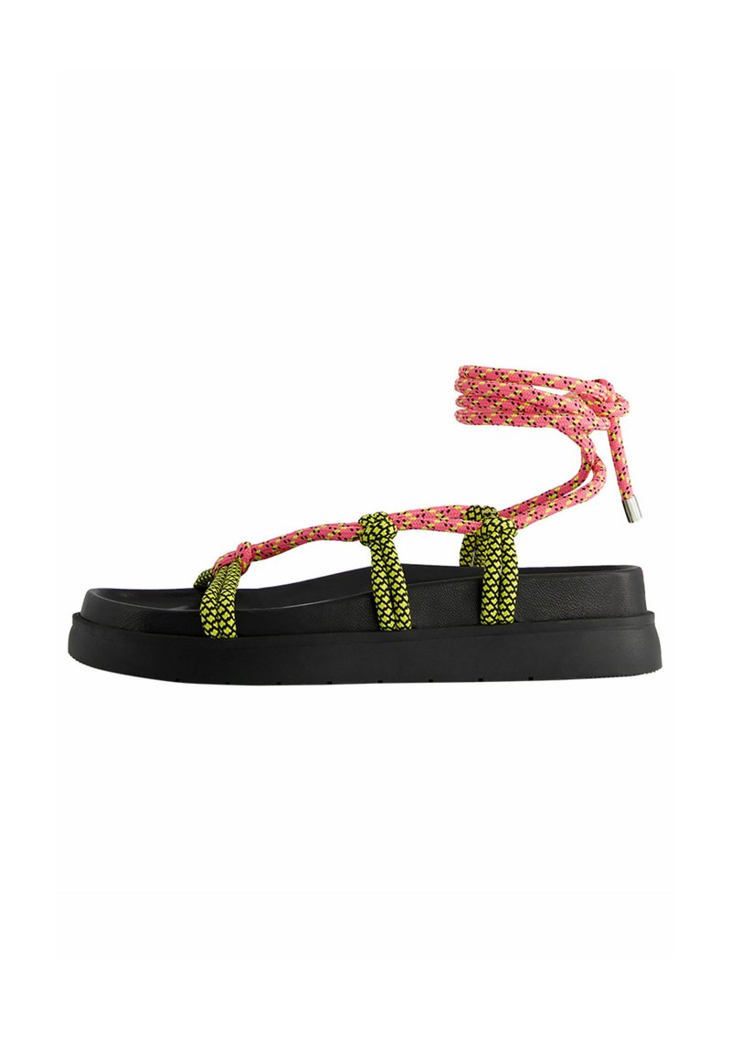 Bershka Sandalen met plateauzool zwart