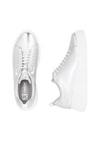 Silberne metallische Sneaker mit Gummisohle, flachen Schnürsenkeln, glatter Textur und rundem Zehendesign. Mit Logo auf der Innensohle.