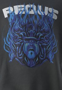 Sudadera negra con un diseño gráfico detallado que presenta llamas azules y un rostro en el centro, con texto superpuesto que dice "PEGASUS".