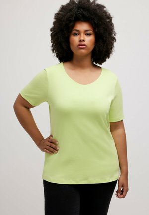 Camiseta de manga corta y escote en V en un brillante color verde lima, hecha de una tela suave con un ajuste relajado y dobladillo sin costuras.