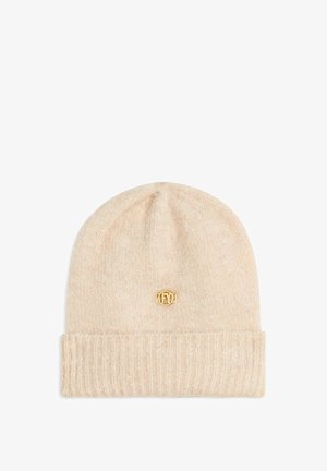 Gorro de lana beige con un puño doblado y un pequeño emblema redondo dorado en el centro frontal que presenta las letras "F" y "M".