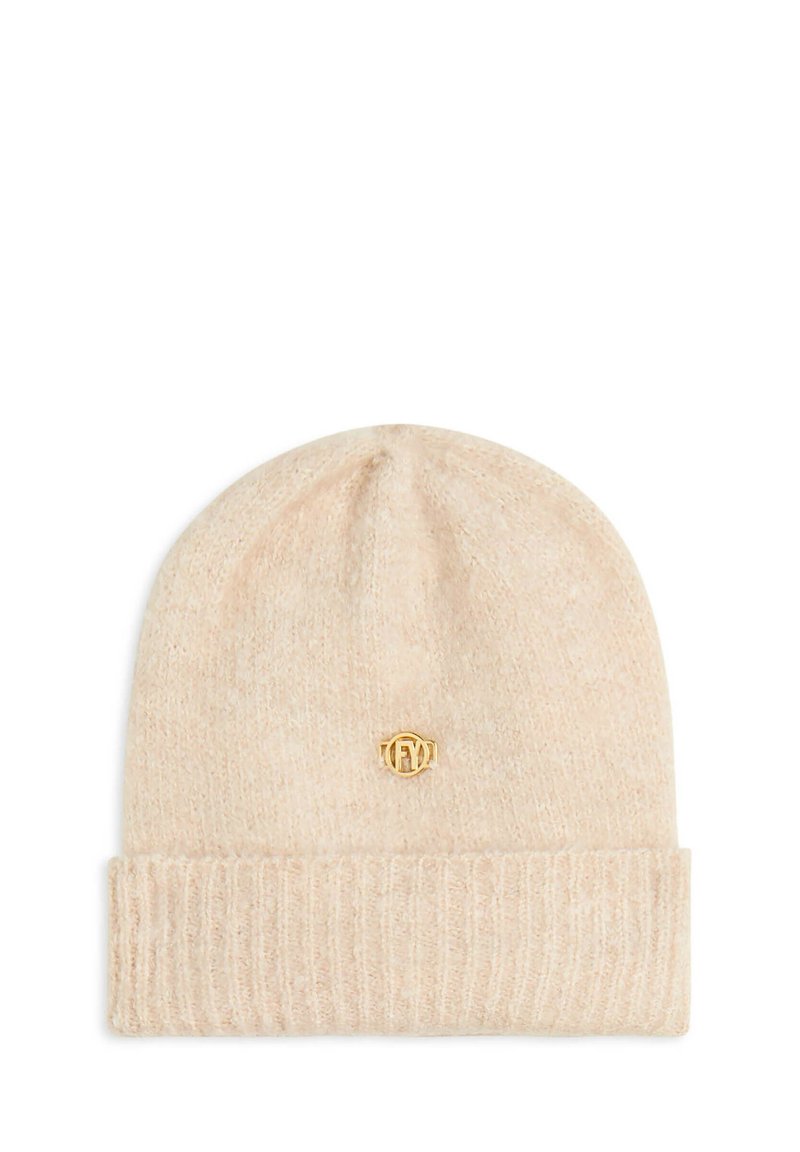 Bonnet tricoté beige avec un revers et un petit emblème rond doré portant les lettres "F" et "M" au centre avant.