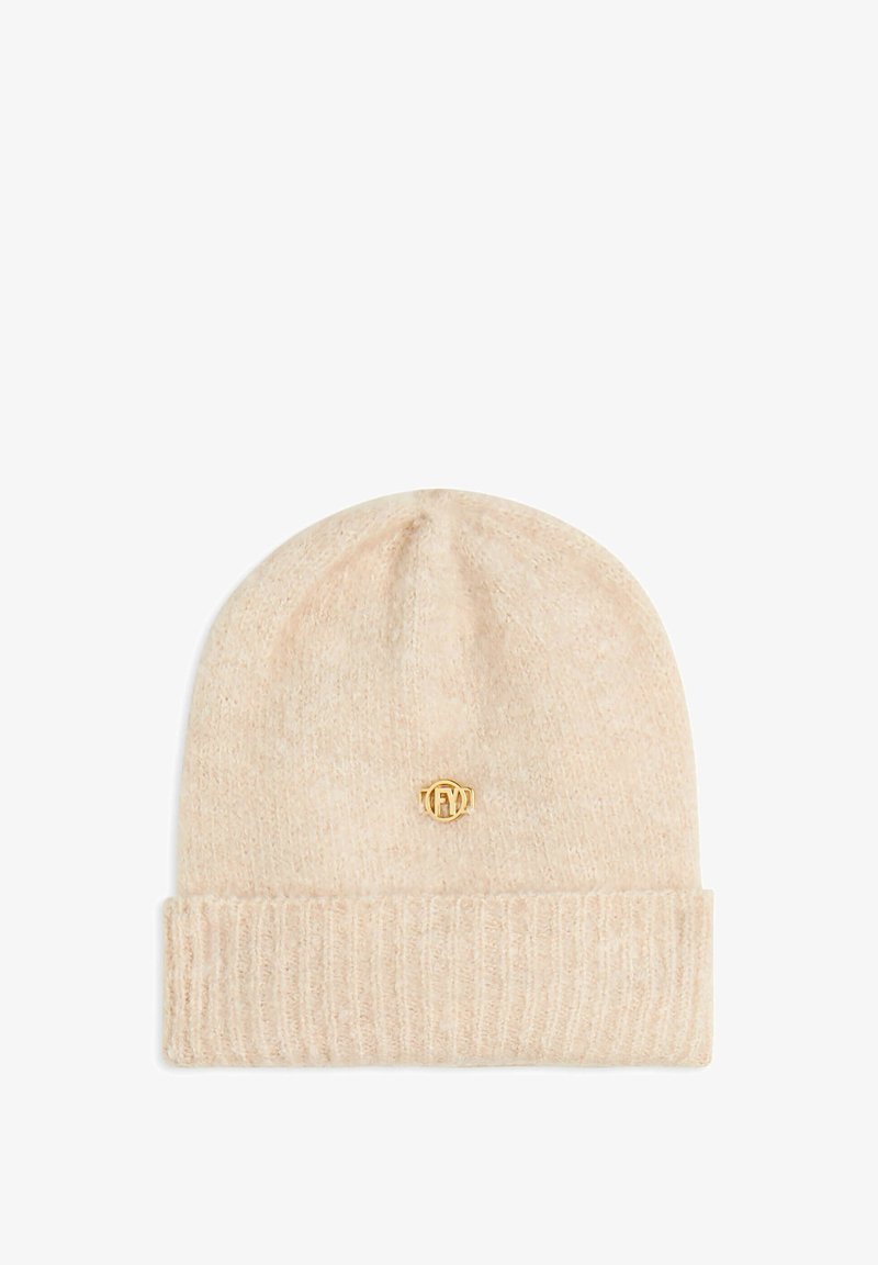 Bonnet tricoté beige avec un revers et un petit emblème rond doré portant les lettres "F" et "M" au centre avant.