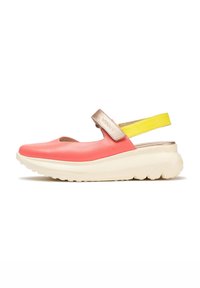 Zapato slingback de cuero coral con una banda metálica dorada y un acento amarillo. Presenta una suela gruesa blanca con un diseño texturizado.