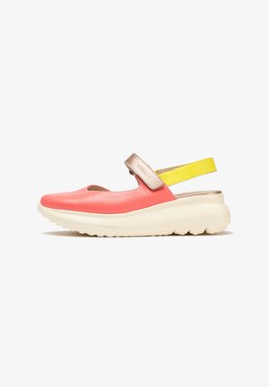 Zapato slingback de cuero coral con una banda metálica dorada y un acento amarillo. Presenta una suela gruesa blanca con un diseño texturizado.