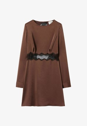 Vestido marrón de manga larga con escote redondo y detalle de encaje negro alrededor de la cintura.