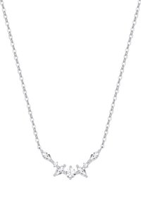 Collier en argent avec une chaîne délicate, comportant cinq pierres claires de formes variées, y compris marquise et rondes, disposées dans un design symétrique.