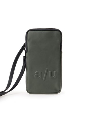 Grüner Leder-Handypouch mit Reißverschluss, schwarzem Tragegurt und eingeprägtem "a/u"-Logo auf der Vorderseite. Glatte Oberfläche und rechteckige Form.