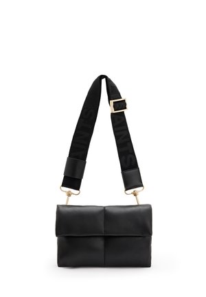 Sac rectangulaire en cuir noir avec une large bandoulière noire réglable, ornée d'un texte embossé et de ferrures dorées.