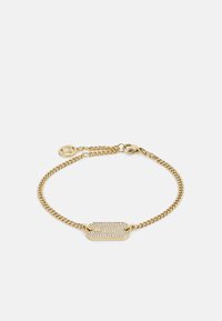 Pulsera de cadena de oro con un charm rectangular incrustado con pequeños cristales y un cierre de langosta sobre un fondo blanco.